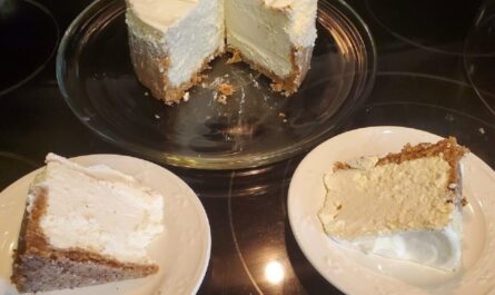 Cheesecake and slices of cheesecake